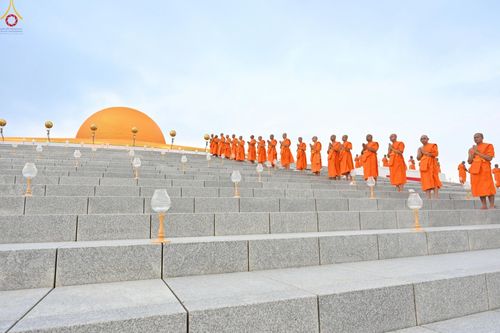 ภาพ No.223918:วันวิสาขบูชา วันอาทิตย์ที่ 11 พฤษภาคม พ.ศ. 2568 พิธีจุดวิสาขประทีป ,  พิธีเวียนประทักษิณรอบพระมหาธรรมกายเจดีย์ , พิธีฉลองชัยสวดมนต์บทธัมมจักกัปปวัตตนสูตร ครบ 7,357,000,000 จบ ณ มหารัตนวิหารคด วัดพระธรรมกาย