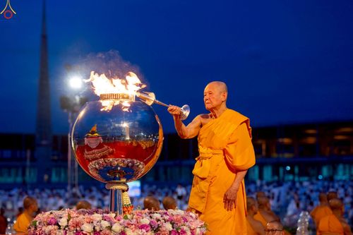 ภาพ No.253597:วันที่ 10 ตุลาคม พ.ศ. 2568 พิธีจุดประทีปบูชาพระผู้ปราบมาร, พิธีจุดประทีปบนพระมหาธรรมกายเจดีย์  20,000 ดวง เนื่องในวันคล้ายวันเกิดครบรอบ 141 ปี พระมงคลเทพมุนี (สด จนฺทสโร)