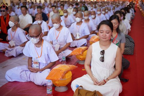 ภาพ No.67932:พิธีขอขมามอบผ้าไตรและบาตร แด่นาคธรรมทายาท ณ ประเทศอินโดนีเซีย เมื่อวันที่ 17 ธันวาคม พ.ศ. 2565