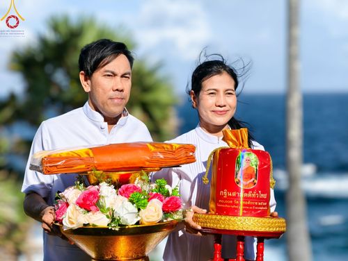 ภาพ No.172223:พิธีทอดกฐิน ณ วัดพระบาทเกาะแก้ว ภูเก็ต ในโครงการกฐินสามัคคีทั่วไทย 30,000 วัด บูชาธรรม 80 ปี หลวงพ่อธัมมชโย โดยคณะศิษยานุศิษย์วัดพระธรรมกาย วันที่ 27 ตุลาคม พ.ศ. 2567