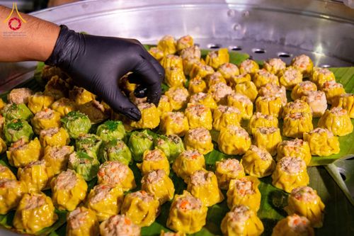 ภาพ No.194860:พิธีถวายภัตตาหารเป็นสังฆทาน แด่พระธรรมยาตรา ณ อนุสรณ์สถานมหาวิหารพระมงคลเทพมุนี (โลตัสแลนด์) อ.สองพี่น้อง จ.สุพรรณบุรี ในโครงการธรรมยาตรา กตัญญูบูชา มหาปูชนียาจารย์ พระมงคลเทพมุนี(สด จนฺทสโร) พระผู้ปราบมาร แห่ง ปีที่ 13 วันที่ 14 มกราคม พ.ศ.2568