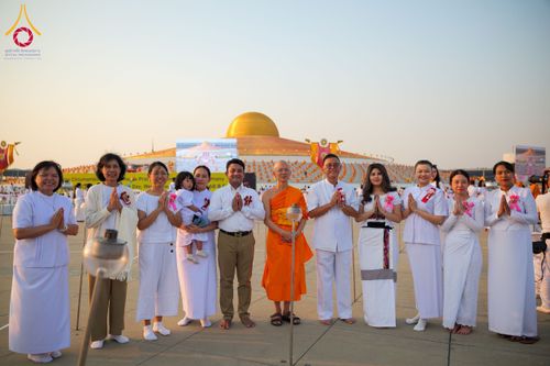 ภาพ No.207672:พิธีเวียนประทักษิณและจุดมาฆประทีป ในวันมาฆบูชา วันพุธที่ 12 กุมภาพันธ์ พ.ศ. 2568 ณ พระมหาธรรมกายเจดีย์ วัดพระธรรมกาย