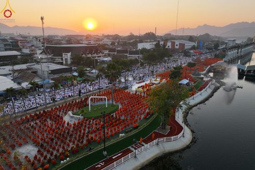 ภาพ No.184677:พิธีตักบาตรพระ 10,000 รูป ครั้งที่ 3 เนื่องในโอกาส 193 ปี จังหวัดกาญจนบุรี อุทิศส่วนกุศลให้แด่บรรพชน และเพื่อช่วยเหลือผู้ประสบภัยพิบัติต่างๆ วันเสาร์ที่ 21 ธันวาคม พ.ศ. 2567
