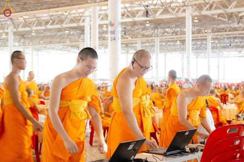 ภาพ No.180770:พิธีถวายภัตตาหารเมนูสวรรค์ และพิธีถวายอุปกรณ์กันหนาว แด่คณะพระภิกษุสามเณรวัดพระธรรมกาย วันอาทิตย์ที่ 8 ธันวาคม พ.ศ.2567 ณ สภาธรรมกายสากล วัดพระธรรมกาย