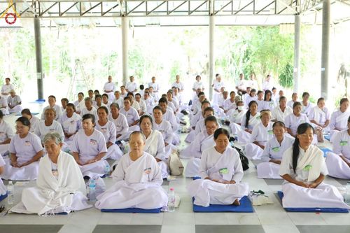 ภาพ No.152368:พิธีมอบสไบแก้ว โครงการอบรมอุบาสิกาแก้วจังหวัดบุรีรัมย์รุ่นที่ 1 วันที่ 6-8 กันยายน พ.ศ. 2567