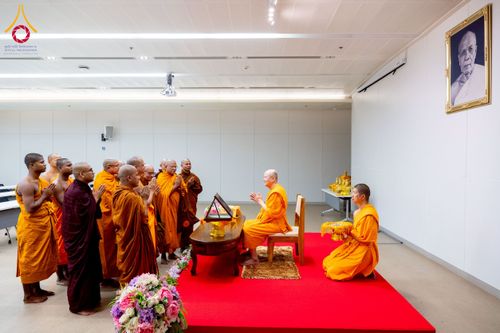 ภาพ No.222555:วันที่ 21 เมษายน พ.ศ. 2568 หลวงพ่อทัตตชีโวต้อนรับคณะสงฆ์บังกลาเทศ ณ อาคาร 100 ปี คุณยายมหารัตนอุบาสิกาจันทร์ ขนนกยูง วัดพระธรรมกาย