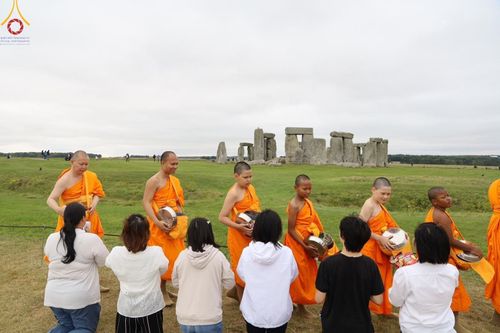 ภาพ No.150430:คณะสงฆ์และสามเณร  วัดพระธรรมกายลอนดอน สหราชอาณาจักร จัดบิณฑบาตและนั่งสมาธิที่ Stonehenge วันพุธที่ 14 สิงหาคม  พ.ศ. 2567