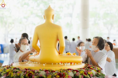 ภาพ No.80224:สาธุชนร่วมสรงน้ำพระและทำบุญ เนื่องในวันสงกรานต์ ณ หอฉันคุณยายอาจารย์ฯ วัดพระธรรมกาย วันที่ 13 เมษายน พ.ศ. 2566