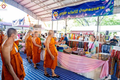 ภาพ No.87961:การลงพื้นที่ตรวจเยี่ยมและติดตามผลการดำเนินงาน โครงการสร้างความปรองดองสมานฉันท์ โดยใช้หลักธรรมทางพระพุทธศาสนา "หมู่บ้านรักษาศีล5" จังหวัดปทุมธานี