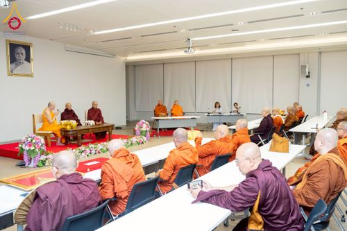 ภาพ No.223043:วันที่ 24 เมษายน พ.ศ. 2568 หลวงพ่อทัตตชีโวต้อนรับคณะสงฆ์เมียนมา ณ อาคาร 100 ปี คุณยายมหารัตนอุบาสิกาจันทร์ ขนนกยูง วัดพระธรรมกาย