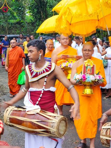 ภาพ No.97958:กฐินศรีลังกา วัดฮูนูเกตะ อลาคา รามายา มาตาเล วันที่ 20 พฤศจิกายน พ.ศ. 2566