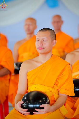 ภาพ No.221932:วันที่ 4 พฤษภาคม พ.ศ. 2568 พิธีตักบาตร เนื่องในวันอาทิตย์ต้นเดือน ณ บ้านแก้วเรือนทองคุณยายฯ วัดพระธรรมกาย