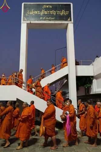 ภาพ No.101775:ตักบาตรพระ 10,000 รูป เติมบุญให้แผ่นดิน เนื่องในโอกาส 192 ปี จังหวัดกาญจนบุรี หนึ่งในโครงการตักบาตรพระ 2,000,000 รูป  77 จังหวัดทุกวัดทั่วไทย วันจันทร์ที่ 11 ธันวาคม พ.ศ. 2566 บริเวณถนนสองแคว (SKY WALK) เมืองกาญจนบุรี