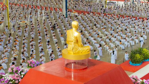 ภาพ No.150052:พิธีทอดผ้าป่าสมทบกฐินวัดพระธรรมกาย และสมทบกฐิน 30,000 วัดทั่วไทย ครั้งที่ 1 เนื่องในวันธรรมชัย 27 สิงหาคม พ.ศ.2567 ณ สภาธรรมกายสากล วัดพระธรรมกาย