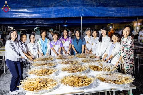 ภาพ No.201389:พิธีถวายภัตตาหารเป็นสังฆทาน แด่พระธรรมยาตรา ณ อนุสรณ์สถานบางปลา วัดบางปลา อำเภอบางเลน จังหวัดนครปฐม ในโครงการธรรมยาตรา กตัญญูบูชา มหาปูชนียาจารย์ พระมงคลเทพมุนี(สด จนฺทสโร) พระผู้ปราบมาร อนุสรณ์สถาน 7 แห่ง ปีที่ 13 วันที่ 25 มกราคม พ.ศ. 2568