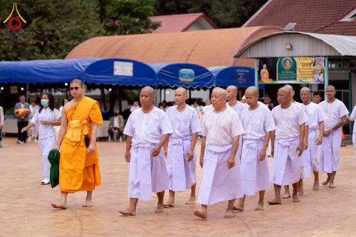 ภาพ No.275818:วันพุธที่ 3 ธันวาคม พ.ศ. 2568 พิธีบรรพชาอุปสมบท โครงการอุปสมบทบูชาธรรมมหาปูชนียาจารย์ ศูนย์อบรม : ศูนย์ส่งเสริมศีลธรรม จ.พะเยา ณ โบราณสถานพระธาตุจอมทอง และ โบสถ์กลางน้ำ วัดพระธาตุศรีโคมคำ อำเภอเมือง จังหวัดพะเยา