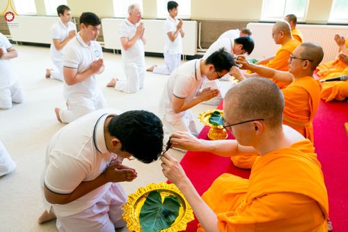 ภาพ No.83312:พิธีตัดปอยผมธรรมทายาทและฝากตัวเป็นศิษย์ ในโครงการอบรมพระธรรมทายาททวีปยุโรป รุ่นที่ 9 วันพุธที่ 12 มิถุนายน พ.ศ. 2566 ณ วัดพระธรรมกายเบเนลักซ์ ประเทศเบลเยี่ยม