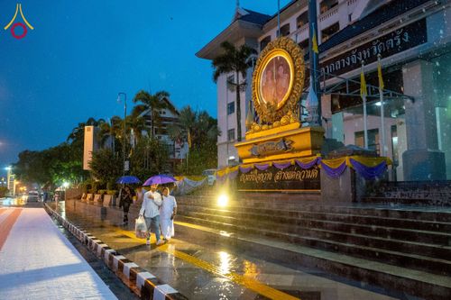 ภาพ No.226035:วันอาทิตย์ที่ 25 พฤษภาคม พ.ศ. 2568 พิธีตักบาตรพระ 1,000 รูปเมืองตรัง ครบรอบ 110 ปี เมืองทับเที่ยง ถวายเป็นพุทธบูชา ถวายเป็นพระราชกุศลแด่รัชกาลที่ 10 และอุทิศส่วนกุศลแด่อดีตเจ้าเมืองตรัง และบรรพบุรุษ ณ บริเวณหน้าศาลากลางจังหวัดตรัง ถนนพระราม 6