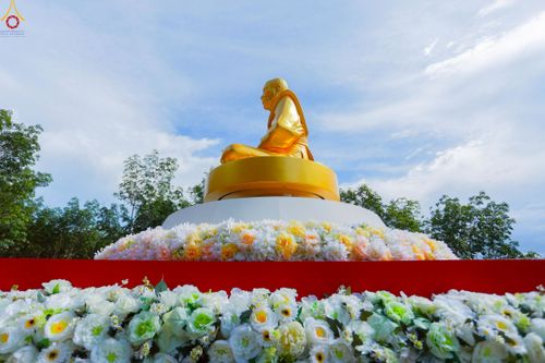 ภาพ No.239349:วันอาทิตย์ที่ 17 สิงหาคม พ.ศ. 2568 พิธีกดปุ่มอัญเชิญรูปเหมือน พระมงคลเทพมุนี (สด จันทสโร)  ณ มหาวิหารแก้วพระมงคลเทพมุนี  ศูนย์ปฏิบัติธรรมแก้วเมืองเลย