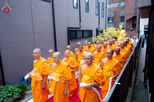 ภาพ No.221245:วันศุกร์ที่ 25 เมษายน พ.ศ. 2568 พิธีอัญเชิญรูปเหมือนพระมงคลเทพมุนี (สด จนฺทสโร) พระผู้ปราบมาร พิธีทอดผ้าป่าสามัคคี 25 ปี พิธีถวายสังฆทาน 15 วัด แด่เจ้าอาวาสภาคพื้นเอเชีย และแอฟริกา ในวาระครบ 25 ปี วัดพระธรรมกายโอซาก้า ประเทศญี่ปุ่น