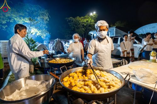 ภาพ No.111805:พิธีถวายภัตตาหารเป็นสังฆทาน แด่คณะพระธรรมยาตราฯ ในโครงการธรรมยาตรา กตัญญูบูชา มหาปูชนียาจารย์ พระมงคลเทพมุนี(สด จนฺทสโร) พระผู้ปราบมาร อนุสรณ์สถาน 7 แห่ง ปีที่ 12 วันที่ 14 มกราคม พ.ศ. 2567 ณ อนุสรณ์สถานมหาวิหารพระมงคลเทพมุนี  (โลตัสแลนด์) อ.สองพี่น้อง จ