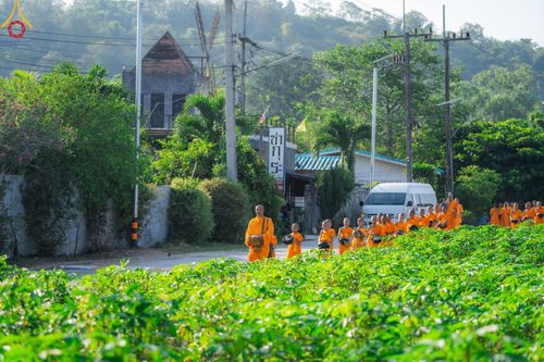 ภาพ No.57804:กิจกรรมบิณฑบาตของสามเณร โครงการบรรพชาสามเณร ฟื้นฟูพระพุทธศาสนาทั่วไทย ธุดงคสถานชลบุรี ณ ชุมชนบ้านห้วยเหียน ตำบลบ่อวิน  อำเภอศรีราชา จังหวัดชลบุรี วันที่ 27 เมษายน พ.ศ. 2567