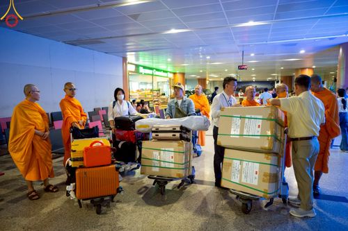 ภาพ No.219994:วันจันทร์ที่ 14 เมษายน พ.ศ. 2568 พระครูสิทธิรัตนวิเทศ ผู้ช่วยเจ้าอาวาสวัดพระธรรมกาย พร้อมด้วยผู้แทนมูลนิธิธรรมกาย และศิษยานุศิษย์หลวงพ่อธัมมชโย ออกเดินทางไปยังพื้นที่เมืองมัณฑะเลย์ สาธารณรัฐแห่งสหภาพเมียนมา โดยได้รับความเมตตาประสานงานเจ้าหน้าที่ภาครัฐจาก