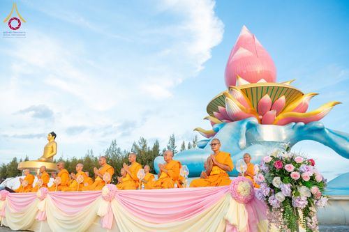 ภาพ No.162228:พิธีจุดประทีปโคมลาน ถวายเป็นพุทธบูชา สร้างความสว่างไสวให้กับแผ่นดินด้วยแสงธรรม วันพฤหัสบดีที่ 17 ตุลาคม พ.ศ. 2567 ณ พุทธอุทยานนานาชาติ จังหวัดหนองคาย