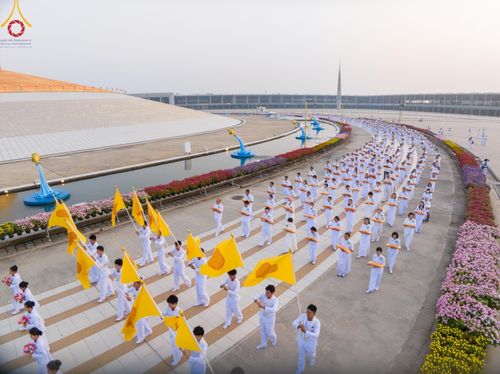 ภาพ No.133674:พิธีเวียนประทักษิณและพิธีวันทาเจดีย์ โครงการบรรพชาสามเณร ฟื้นฟูพระพุทธศาสนาทั่วไทย ณ วัดพระธรรมกาย วันเสาร์ที่ 6 เมษายน พ.ศ. 2567