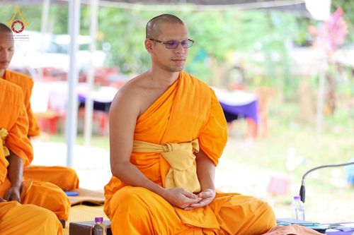 ภาพ No.76090:9พิธีวางศิลาฤกษ์ และตอกเสาเข็มมงคลต้นแรก สร้างหอฉันคุณยายอาจารย์มหารัตนอุบาสิกาจันทร์ ขนนกยูง  ณ ศูนย์ปฎิบัติธรรมนานาชาติสะเดา จ.สงขลา วันที่ 27 มกราคม พ.ศ. 2566