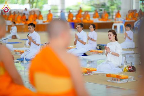 ภาพ No.268262:วันที่ 8 พฤศจิกายน พ.ศ. 2568 พิธีถวายภัตตาหารเมนูสวรรค์ เพื่อการบรรลุธรรม ณ หอฉันคุณยายอาจารย์ฯ วัดพระธรรมกาย