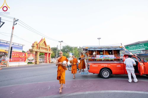 ภาพ No.101722:ตักบาตรพระ 10,000 รูป เติมบุญให้แผ่นดิน เนื่องในโอกาส 192 ปี จังหวัดกาญจนบุรี หนึ่งในโครงการตักบาตรพระ 2,000,000 รูป  77 จังหวัดทุกวัดทั่วไทย วันจันทร์ที่ 11 ธันวาคม พ.ศ. 2566 บริเวณถนนสองแคว (SKY WALK) เมืองกาญจนบุรี