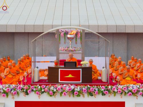 ภาพ No.77150:พิธีจุดมาฆประทีป ในวันมาฆบูชา อาทิตย์ต้นเดือนที่ 6 มีนาคม พ.ศ. 2566 ณ วัดพระธรรมกาย อ.คลองหลวง จ.ปทุมธานี