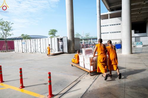 ภาพ No.187232:สาธุชน เจ้าหน้าที่ ร่วมบุญปลิดกลีบดอกไม้ เพื่อโปรยต้อนรับพระธรรมยาตรา ตั้งแต่วันที่ 26 ธันวาคม พ.ศ. 2567 ณ วิหารคด 31 วัดพระธรรมกาย