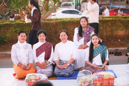 ภาพ No.106761:พิธีตักบาตรพระ ๒๐๐ รูป  "สร้างบุญใหญ่ ส่งท้ายปีเก่า ต้อนรับปีใหม่ ๒๕๖๗" วันอาทิตย์ที่ ๓๑ ธันวาคม ๒๕๖๖ ณ ถนนหน้าที่ว่าการอำเภอภูเรือ อำเภอภูเรือ จังหวัดเลย