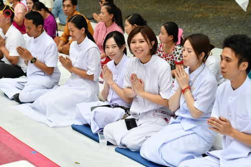 ภาพ No.143836:พิธีตัดปอยผม โครงการอุปสมบทหมู่ พระธรรมทายาทนานาชาติ (ภาษาจีน) รุ่นที่ 19 วันอาทิตย์ที่ 7 กรกฎาคม พ.ศ. 2567 ณ สนามหญ้า หน้าบ้านแก้วอาสาสมัคร วัดพระธรรมกาย