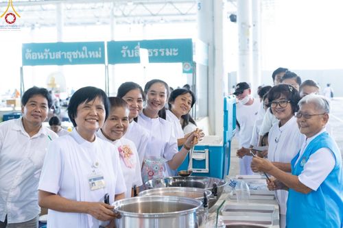 ภาพ No.60170:คณะสงฆ์ 10,000 กว่าวัดฉันภัตตาหารเพล ในวันคุ้มครองโลก วันจันทร์ที่ 22 เมษายน พ.ศ. 2567 ณ สภาธรรมกายสากล วัดพระธรรมกาย