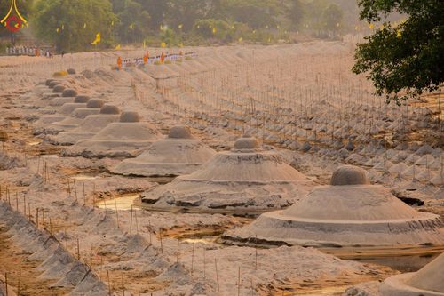 ภาพ No.63231:Photo Story  มหัศจรรย์วัดดงดินแดง Episode 1  พิธีปลงผมนาคธรรมทายาท  ในโครงการบรรพชาอุปสมบทหมู่ ฟื้นฟูพระพุทธศาสนาทั่วไทย วัดดงดินแดง ณ ลำน้ำแม่ตื่น อ.อมก๋อย จ.เชียงใหม่ วันที่ 2 เมษายน พ.ศ. 2567