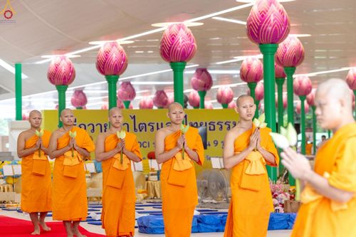 ภาพ No.227318:วันเสาร์ที่ 31 พฤษภาคม พ.ศ. 2568 พิธีเวียนประทักษิณรอบพระอุโบสถ ในพิธีอุปสมบท สามเณรเตรียม DCI รุ่นที่ 22 ณ อุโบสถพระไตรปิฎก วัดพระธรรมกาย