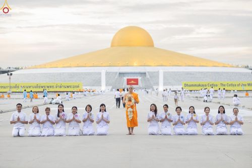 ภาพ No.240935:วันพุธที่ 27 สิงหาคม พ.ศ. 2568 พิธีจุดประทีป ในวันธรรมชัย ณ วัดพระธรรมกาย