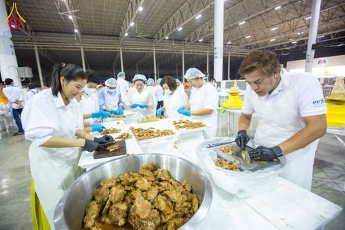 ภาพ No.203629:พิธีถวายภัตตาหารเป็นสังฆทาน แด่พระธรรมยาตรา ณ วัดพระธรรมกาย ตำบลคลองสาม อำเภอคลองหลวง จังหวัดปทุมธานี ในโครงการธรรมยาตรา กตัญญูบูชา มหาปูชนียาจารย์ พระมงคลเทพมุนี(สด จนฺทสโร) พระผู้ปราบมาร อนุสรณ์สถาน 7 แห่ง ปีที่ 13 วันที่ 30 มกราคม พ.ศ. 2568