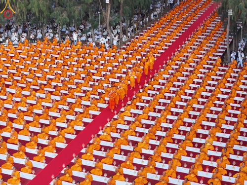 ภาพ No.190064:พิธีจุดประทีปถวายเป็นพุทธบูชา และบูชาธรรมมหาปูชนียาจารย์ ณ อนุสรณ์สถานมหาวิหารพระมงคลเทพมุนี (โลตัสแลนด์) อ.สองพี่น้อง จ.สุพรรณบุรี ในโครงการธรรมยาตรา กตัญญูบูชา มหาปูชนียาจารย์ พระมงคลเทพมุนี(สด จนฺทสโร) พระผู้ปราบมาร อนุสรณ์สถาน 7 แห่ง ปีที่ 13