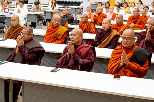 ภาพ No.222615:วันที่ 23 เมษายน พ.ศ. 2568 หลวงพ่อทัตตชีโวต้อนรับคณะสงฆ์เมียนมาร์ ณ อาคาร 100 ปี คุณยายมหารัตนอุบาสิกาจันทร์ ขนนกยูง วัดพระธรรมกาย