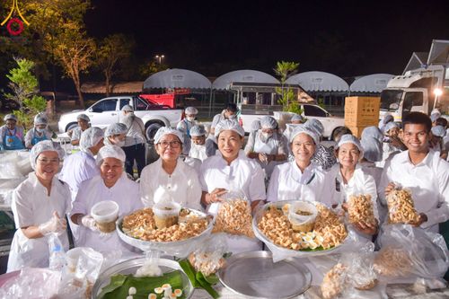 ภาพ No.110961:พิธีถวายภัตตาหารเป็นสังฆทาน แด่คณะพระธรรมยาตราฯ ในโครงการธรรมยาตรา กตัญญูบูชา มหาปูชนียาจารย์ พระมงคลเทพมุนี(สด จนฺทสโร) พระผู้ปราบมาร อนุสรณ์สถาน 7 แห่ง ปีที่ 12 วันที่ 13 มกราคม พ.ศ. 2567 ณ อนุสรณ์สถานมหาวิหารพระมงคลเทพมุนี  (โลตัสแลนด์) อ.สองพี่น้อง จ