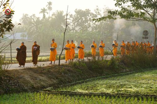 ภาพ No.76340:คณะสงฆ์และสามเณรบิณฑบาต ประเทศบังกลาเทศ วันที่ 11 กุมภาพันธ์ พ.ศ. 2566
