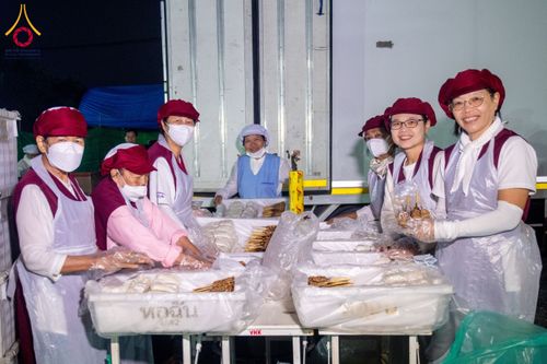 ภาพ No.190981:พิธีถวายภัตตาหารเป็นสังฆทาน แด่พระธรรมยาตรา ณ อนุสรณ์สถานคลองบางนางแท่น อ.สามพราน จ.นครปฐม ในโครงการธรรมยาตรา กตัญญูบูชา มหาปูชนียาจารย์ พระมงคลเทพมุนี(สด จนฺทสโร) พระผู้ปราบมาร อนุสรณ์สถาน 7 แห่ง ปีที่ 13 วันที่ 8 มกราคม พ.ศ. 2568