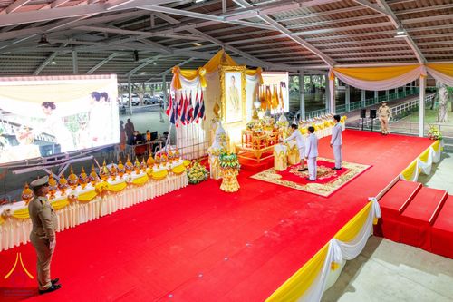 ภาพ No.146382:พิธีถวายเครื่องราชสักการะและวางพานพุ่ม และพิธีจุดเทียนถวายพระพรชัยมงคลแด่ พระบาทสมเด็จพระเจ้าอยู่หัว เนื่องในโอกาสพระราชพิธี มหามงคลเฉลิมพระชนมพรรษา 6 รอบ 28 กรกฎาคม 2567 วันอาทิตย์ที่ 28 กรกฎาคม พ.ศ. 2567  ณ อาคารโถงช้างฯ วัดพระธรรมกาย อ.คลองหลวง จ.ปทุม