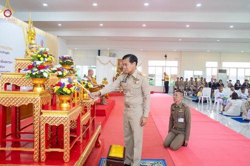 ภาพ No.59077:พิธีปลงผมและแห่นาคธรรมทายาท ในโครงการบรรพชาสามเณร ภาคฤดูร้อน เฉลิมพระเกียรติพระบาทสมเด็จพระเจ้าอยู่หัว เนื่องในโอกาส  พระราชพิธีมหามงคลเฉลิมพระชนมพรรษา 6 รอบ  ปลงผมนาคในวันที่ 21 เมษายน พ.ศ 2567 ณ วัดกลางธนรินทร์ (ธรรมอุทยานบ้านแป้ง)