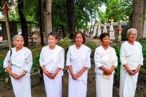 ภาพ No.146652:พิธีต้อนรับสัญญาบัตร พัดยศ ผ้าไตร ในโอกาสที่พระบาทสมเด็จพระเจ้าอยู่หัว ทรงพระกรุณาโปรดพระราชทานสัญญาบัตรตั้งสมณศักดิ์ พระวิมลศาสนวิเทศ (สำรวจ กมโล) เจ้าอาวาสวัดไทยนอร์เวย์ เป็นพระราชาคณะชั้นราช ในราชทินนามที่ “พระราชวชิรศาสนวิเทศ”
