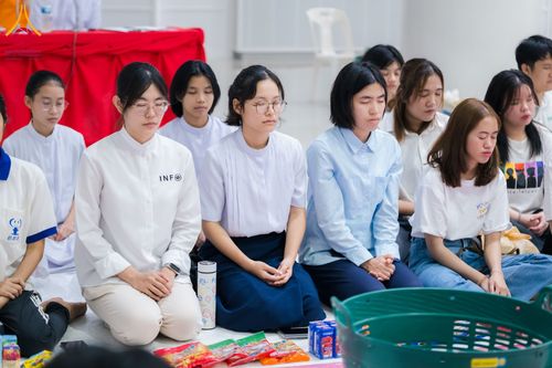 ภาพ No.60732:พิธีตักบาตรพระภิกษุสามเณร ธรรมทายาทระดับอุดมศึกษา วันเสาร์ที่ 20 เมษายน พ.ศ. 2567 ณ ห้องปฎิบัติธรรม ชั้นลอย มหารัตนวิหารคด 13 วัดพระธรรมกาย จ.ปทุมธานี